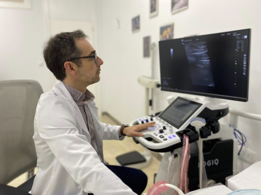 Dr. Pedro Cortes en su consulta